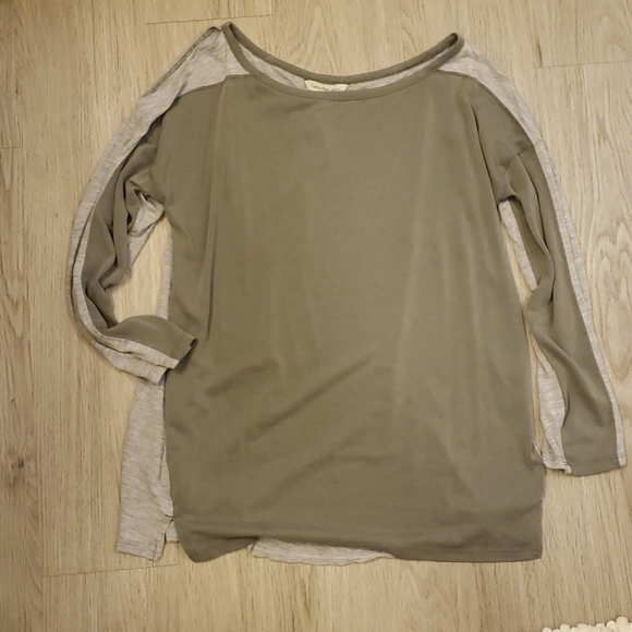 Open shoulder blouse. - Picture 2 of 5